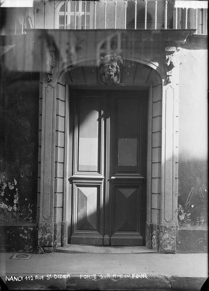 Porte donnant sur la rue du Four