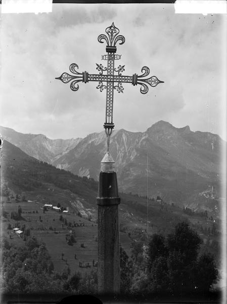 Croix devant la chapelle