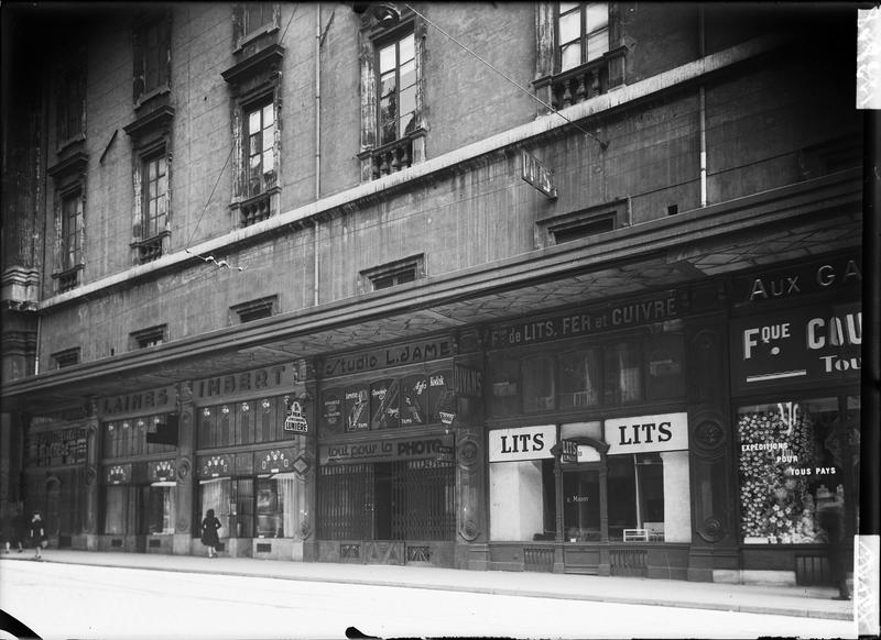 Boutiques et enseignes en rez-de-chaussée