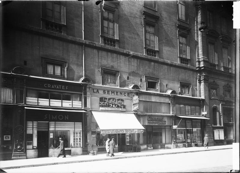 Boutiques et enseignes en rez-de-chaussée