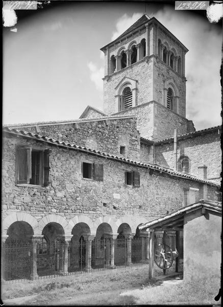 Tour et cloître