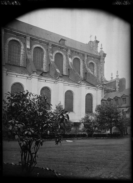 Vue partielle de la façade latérale