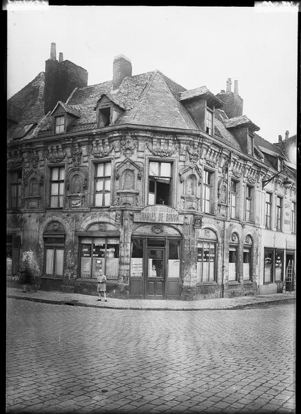 Angle des façades sur la place ; enseigne : au bon bouillon, Charles de Bruyn