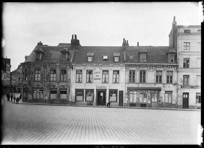 Façades sur la place ; boutiques et enseignes