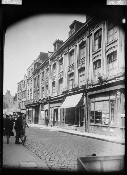 Alignement des façades côté pair ; boutiques et enseignes