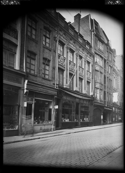 Façades sur la rue ; boutiques et enseignes