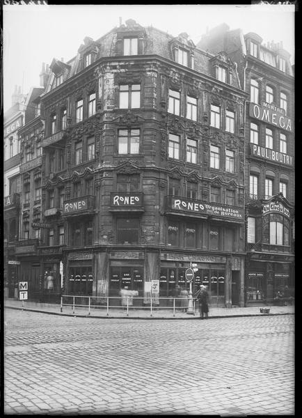 Angle des façades sur la rue ; enseigne : Roneo organisation de bureaux