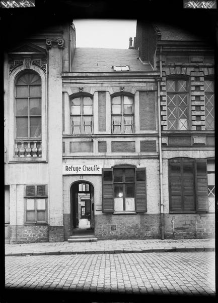 Façade sur la rue ; panneau : refuge chauffé