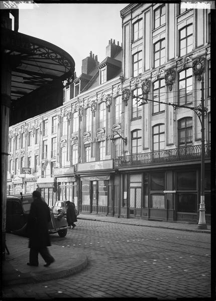 Alignement des façades sur la place ; boutiques et enseignes