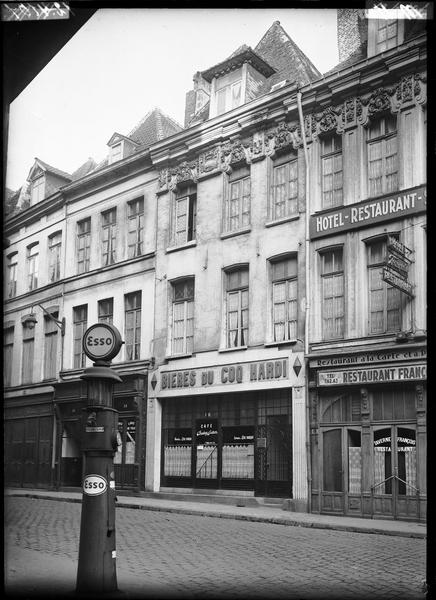 Alignement des façades sur la rue ; boutiques et enseignes