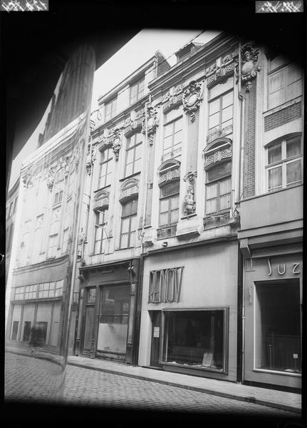 Alignement des façades sur la rue ; boutiques et enseignes