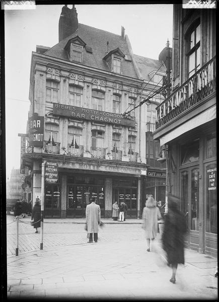 Angles des façades sur la rue ; enseigne du bar Chagnot