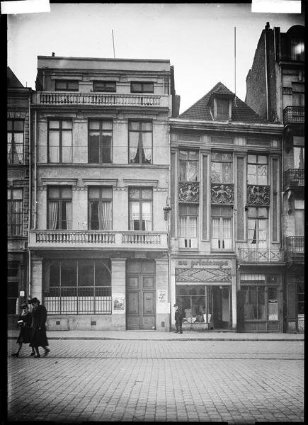 Façades sur la rue ; boutique Au printemps