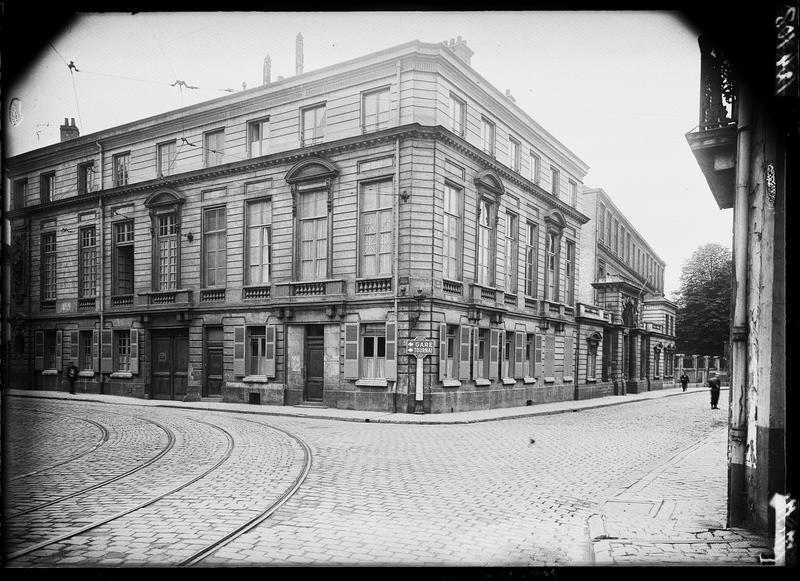 Rectorat ; angle des façades sur rue