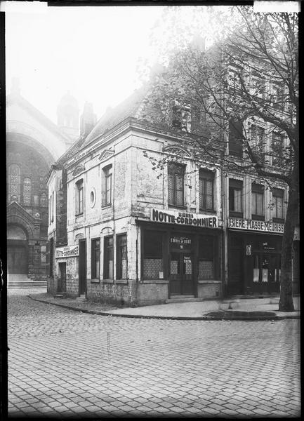 Angle des façades sur rue ; café en rez-de-chaussée