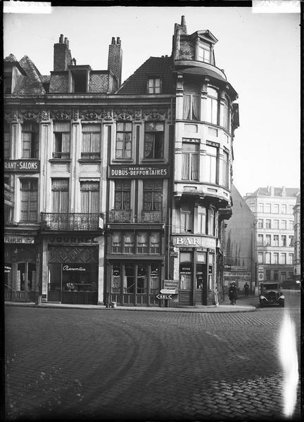 Angle des façades sur rue ; boutiques et enseignes