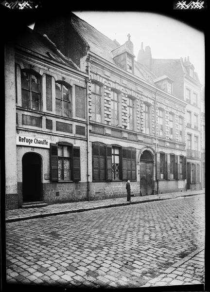 Façade sur la rue ; panneau : refuge chauffé