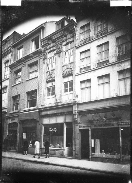 Alignement des façades sur la rue ; boutiques et enseignes