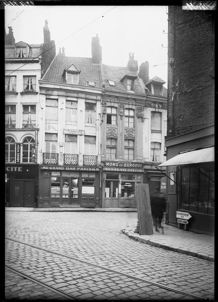 Façades sur la rue ; boutiques et enseignes