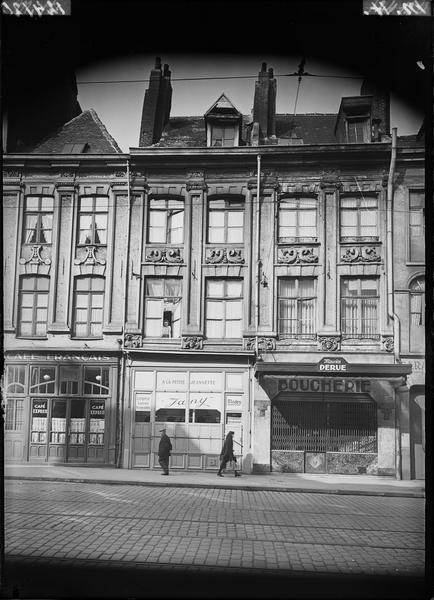 Façades sur la rue ; boutiques et enseignes