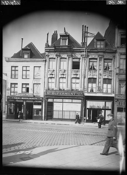 Façades sur la rue ; boutiques et enseignes