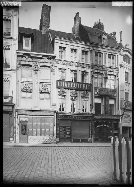 Façades sur la rue ; boutiques et enseignes