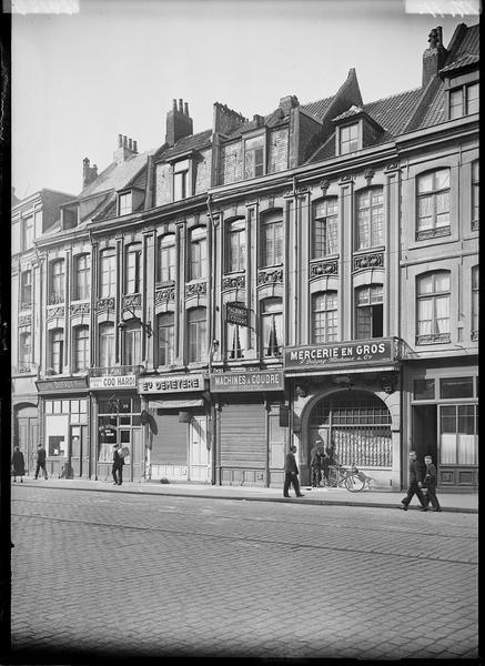 Façades sur la rue ; boutiques et enseignes