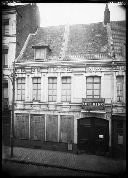 Façades sur la rue ; enseigne : Deering machines agricoles