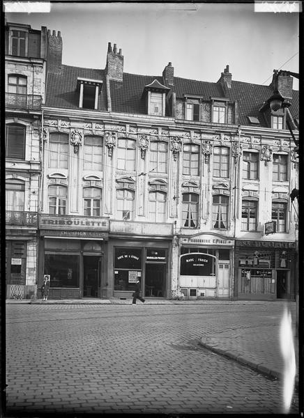 Façades sur la place ; boutiques et enseignes