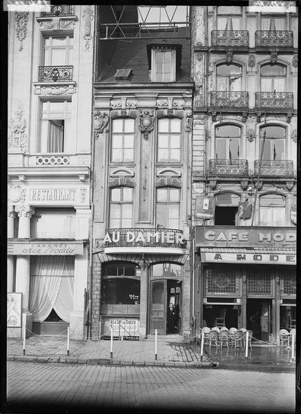 Façades sur la place ; boutiques et enseignes