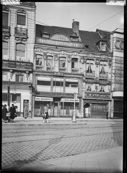 Façades sur la place ; boutiques et enseignes