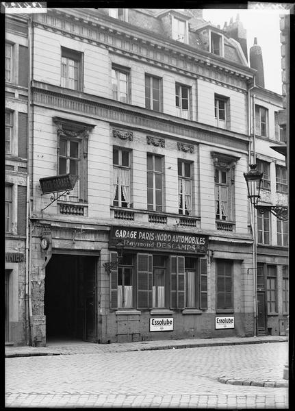 Façade sur la rue ; enseigne de garage