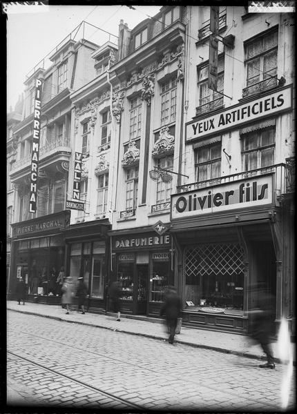 Façades sur la rue ; boutiques et enseignes