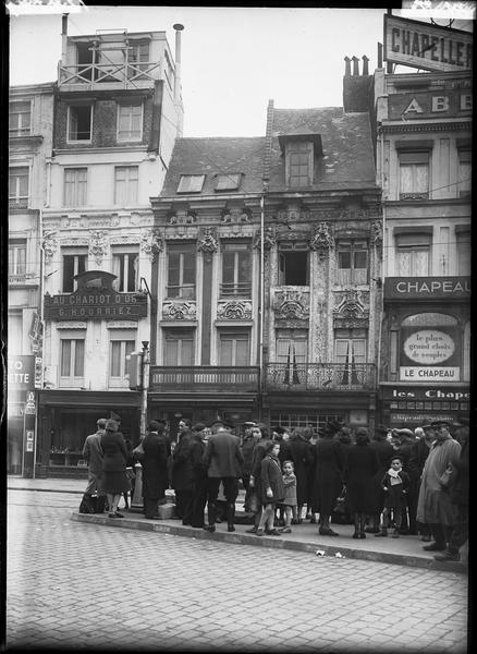 Façades sur la rue ; affluence de piétons sur le trottoir