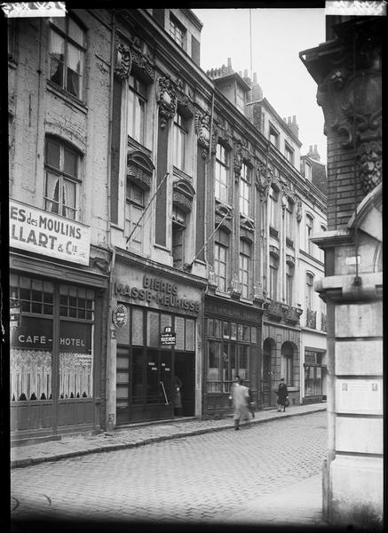 Façades sur la rue ; boutiques et enseignes