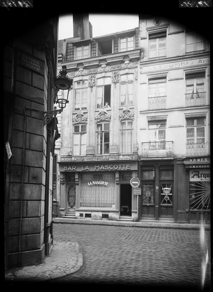 Façades sur la rue ; boutiques et enseignes