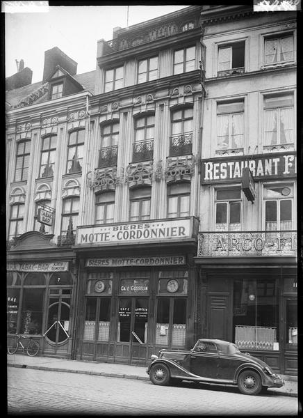 Façades sur la rue ; boutiques et enseignes