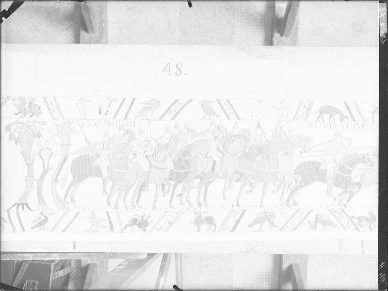 Tapisserie de Bayeux : Ici les chevaliers sortirent d'Hastings et vinrent au combat