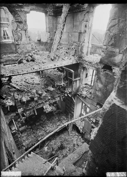 Après bombardement d'août 1944