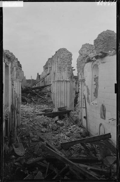 Intérieur de la nef et du choeur après le bombardement de 1944