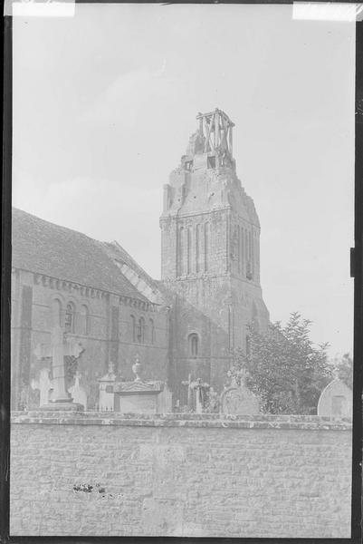 Façade nord et clocher après le bombardement de 1944