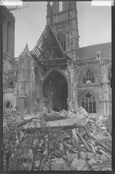 Extérieur du transept nord après le bombardement de 1944