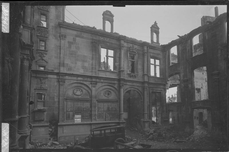 Cour intérieure après le bombardement de 1944