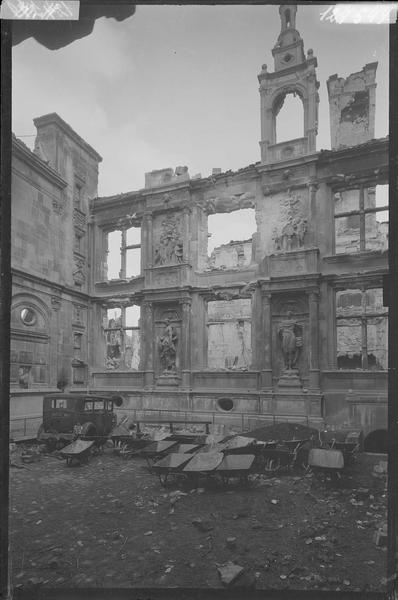 Cour intérieure après le bombardement de 1944