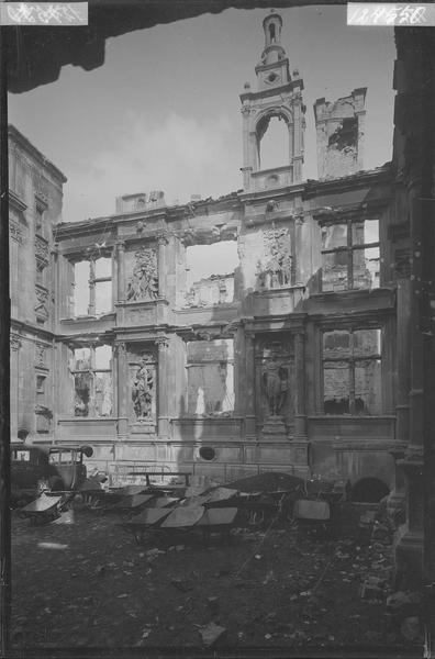 Cour intérieure après le bombardement de 1944