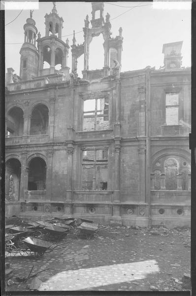 Cour intérieure après le bombardement de 1944