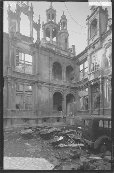 Cour intérieure après le bombardement de 1944