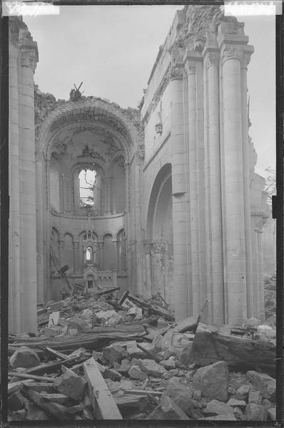 Choeur vers l'est après le bombardement de 1944