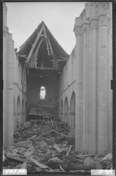 Nef prise du choeur vers l'ouest après le bombardement de 1944