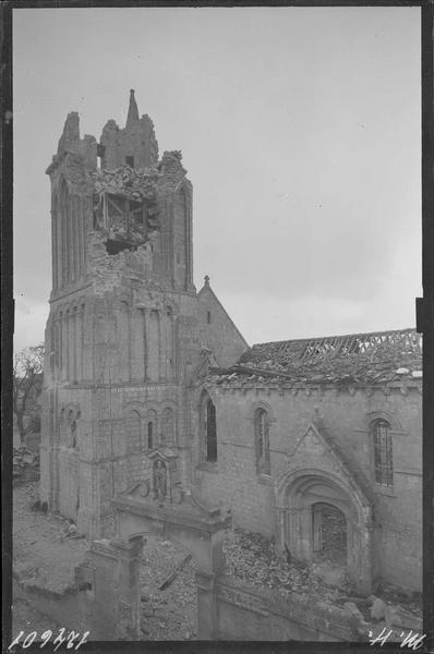 Clocher et mur de la nef après le bombardement de 1944